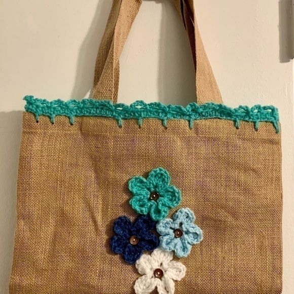 Hand Crafted Burlap straw top handle wicker Tote Bag  with Crochet Flower Detail - Picture 6 of 13